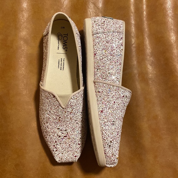 Toms - Picture 1 of 7